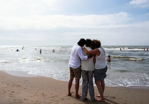 Afscheidsfotografie-Nienke-Koedijk-Beeld-oma-en-zoon-dochter-omhelzing-strand