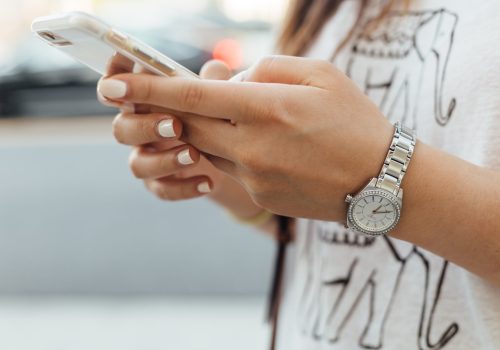 vrouw-op-smartphone